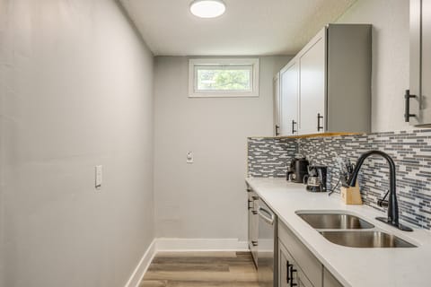 < 1 Mi to EverBank Stadium: Retreat w/ Yard! House in Jacksonville