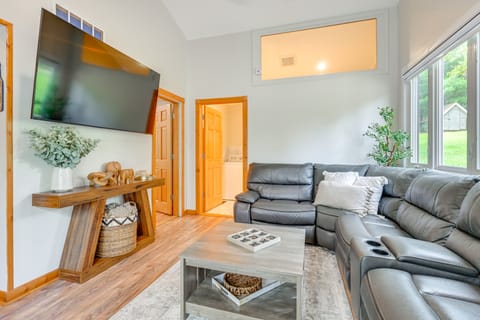 Private Hot Tub, Deck! Group Getaway in Friendship House in Castle Rock Lake