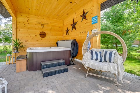 Private Hot Tub, Deck! Group Getaway in Friendship House in Castle Rock Lake