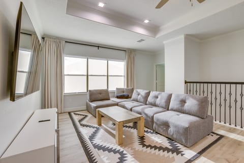 Pet-Friendly Duplex Unit in Southwest Houston Apartment in Houston