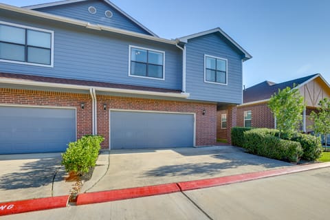 Pet-Friendly Duplex Unit in Southwest Houston Apartment in Houston