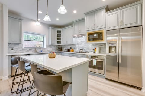 Yard & Workspaces: Luxe Duplex Unit in Houston Apartment in Houston