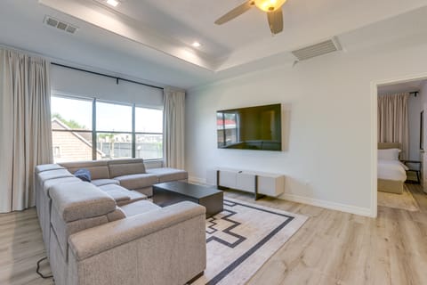 Yard & Workspaces: Luxe Duplex Unit in Houston Apartment in Houston