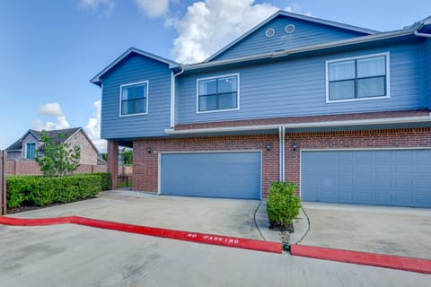 Yard & Workspaces: Luxe Duplex Unit in Houston Apartment in Houston