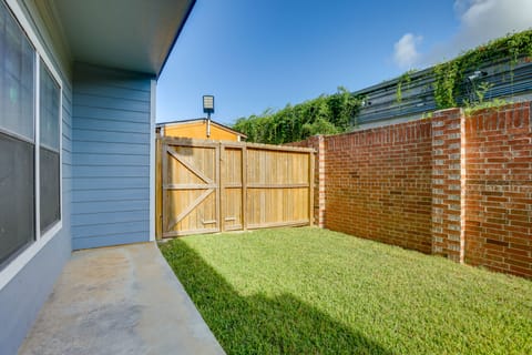 Yard & Workspaces: Luxe Duplex Unit in Houston Apartment in Houston