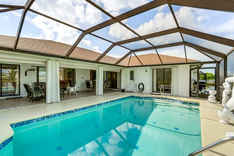 4 Mi to Port C Beach Park! Classy Canal-Front Home House in Port Charlotte