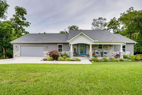 4 Mi to Dtwn: Ohio River Valley Home w/ Deck! House in Indiana