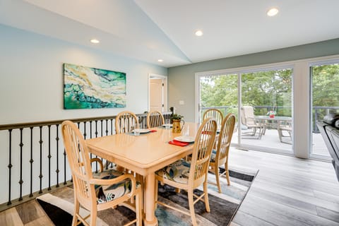 4 Mi to Dtwn: Ohio River Valley Home w/ Deck! House in Indiana