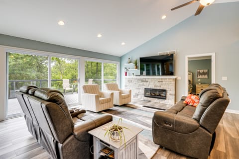 4 Mi to Dtwn: Ohio River Valley Home w/ Deck! House in Indiana