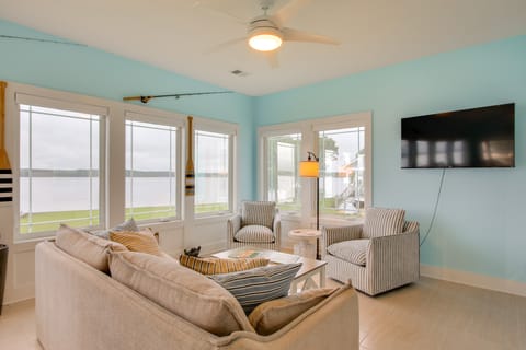 Lakefront Home w/ Hot Tub & Dock in Cross Hill! House in Lake Greenwood