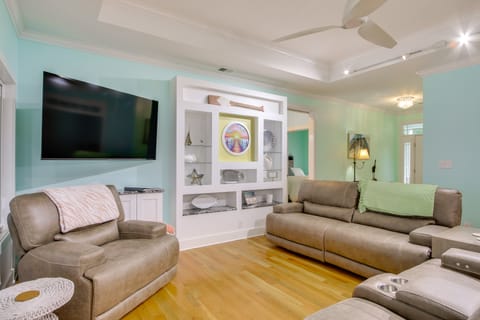 Lakefront Home w/ Hot Tub & Dock in Cross Hill! House in Lake Greenwood