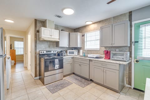 Quaint Coastal Cottage 1 Mi to Dtwn Panama City! House in Highway 30A Florida Beach