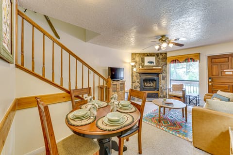 Bike, Hike & Ski: Creek-View Condo in Red River! Apartment in Red River