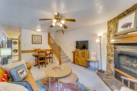 Bike, Hike & Ski: Creek-View Condo in Red River! Apartment in Red River