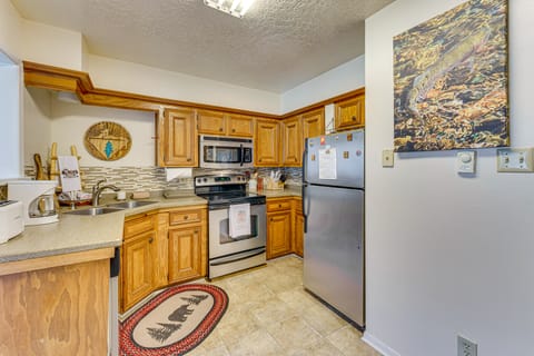 Bike, Hike & Ski: Creek-View Condo in Red River! Apartment in Red River