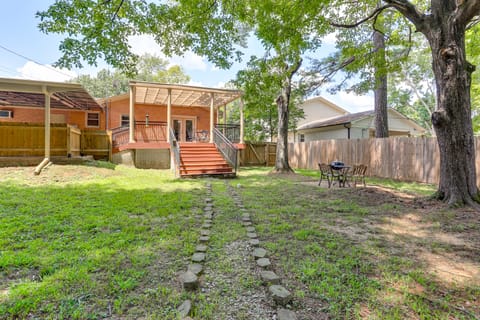 Walk to Dtwn & Freed-Hardeman: Home w/ Fenced Yard House in Tennessee