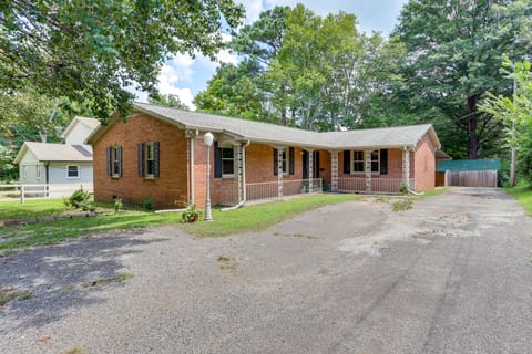 Walk to Dtwn & Freed-Hardeman: Home w/ Fenced Yard House in Tennessee