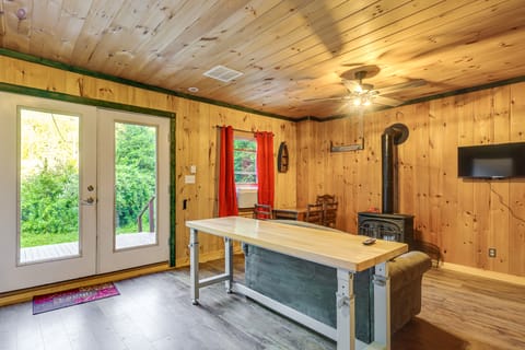 10 Mi to Gore Mountain! Pet-Friendly Cabin House in Indian Lake