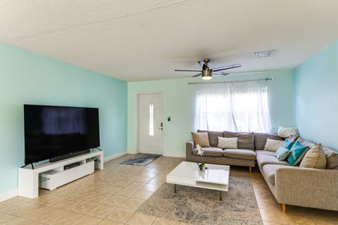 3 Mi to Riviera Beach! Group-Friendly Home w/ Yard House in Lake Park