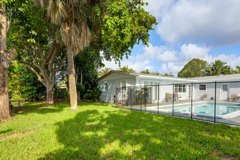 3 Mi to Riviera Beach! Group-Friendly Home w/ Yard House in Lake Park