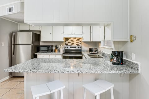 2 Mi to Garniers Beach Park: Pet-Friendly FWB Home Apartment in Wright