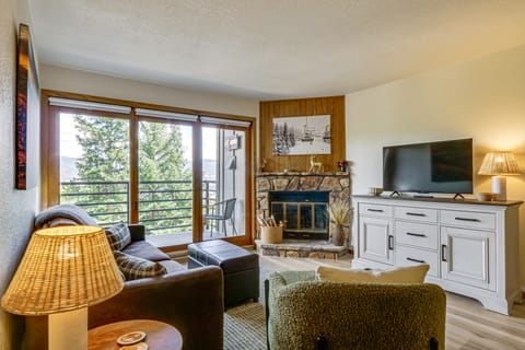 Ski & Adventure Base: Mtn-View Silverthorne Condo Apartment in Wildernest