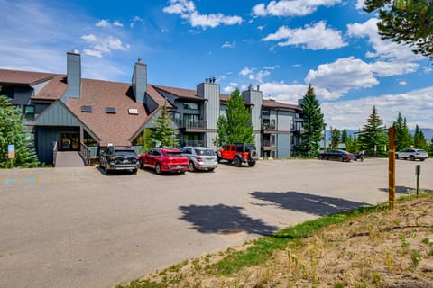 Ski & Adventure Base: Mtn-View Silverthorne Condo Apartment in Wildernest