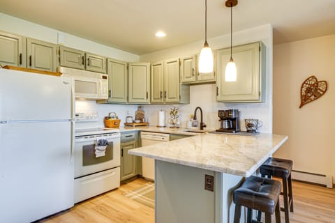 Ski & Adventure Base: Mtn-View Silverthorne Condo Apartment in Wildernest