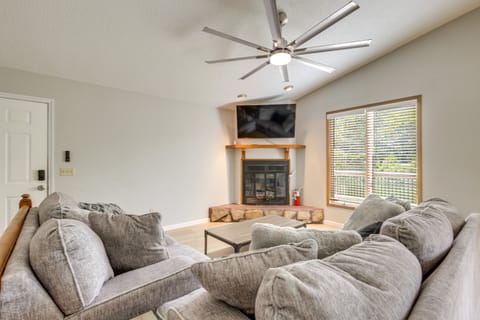 Lakefront Family Home 13 Mi From Gateway Arch! House in Pontoon Beach