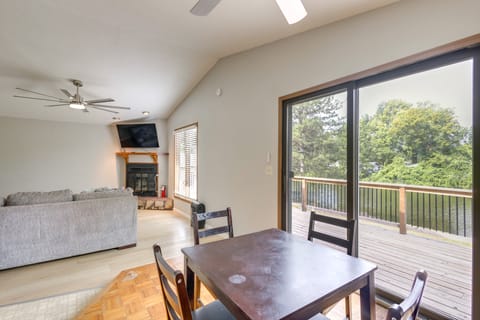 Lakefront Family Home 13 Mi From Gateway Arch! House in Pontoon Beach