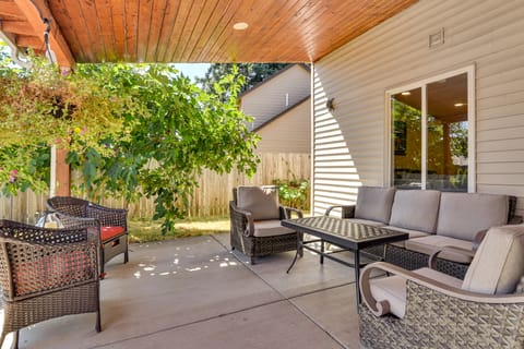 Private Outdoor Space 9 Mi to Downtown Vancouver! House in Vancouver