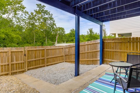 7 Mi to UNO Campus: Townhome w/ Fenced Yard Apartment in Viavant-Venetian Isles