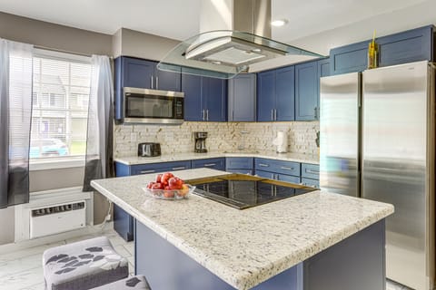 7 Mi to UNO Campus: Townhome w/ Fenced Yard Apartment in Viavant-Venetian Isles