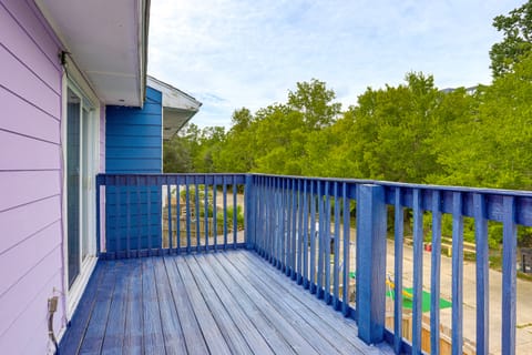 7 Mi to UNO Campus: Townhome w/ Fenced Yard Apartment in Viavant-Venetian Isles