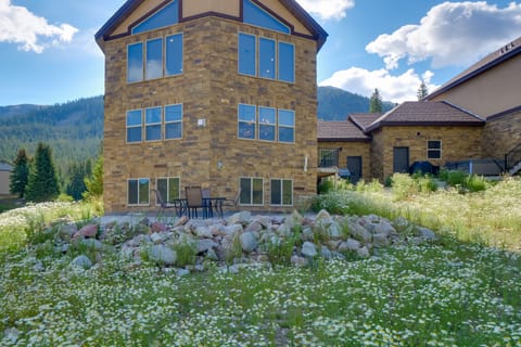 Hot Tub, Pool Table & Fireplace: 5 Mi to Breck! House in Blue River