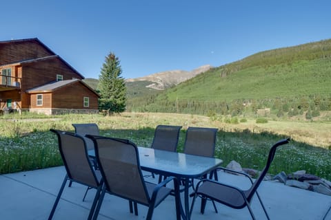 Luxe Ski Escape! Breck Home w/ Hot Tub & Game Room House in Blue River