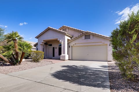 Spacious Family Home w/ Yard Near Arizona Mills! House in Tempe