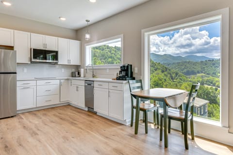 Smoky Mtn Getaway: Modern 2BR/2BA w/Stunning Views Apartment in Ivy Hill