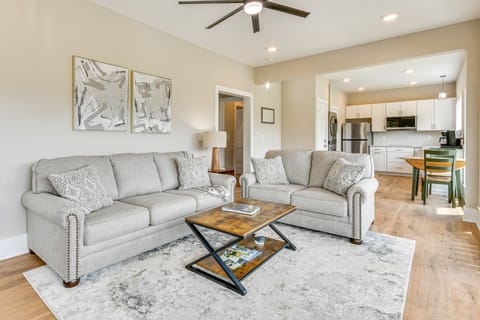 Smoky Mtn Getaway: Modern 2BR/2BA w/Stunning Views Apartment in Ivy Hill