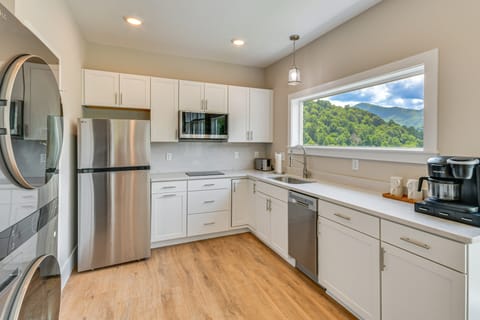 Cozy 2BR/2BA Mtn Escape w/ views in Maggie Valley Apartment in Ivy Hill