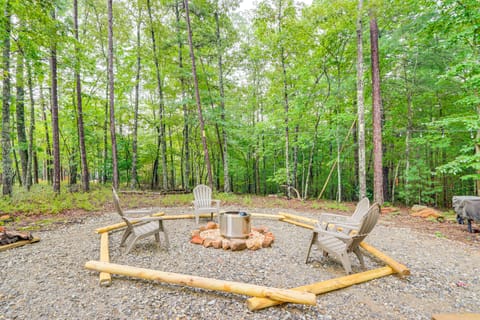 15 Mi to Blue Ridge: Forested Cabin w/ Decks! House in Union County