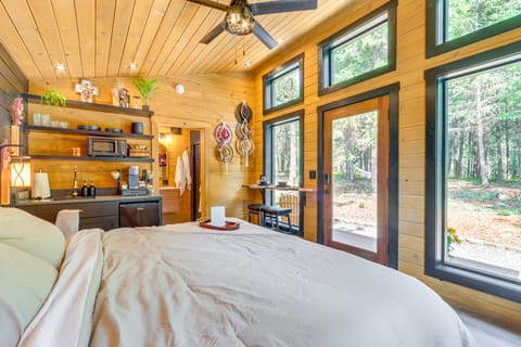 8 Mi to Farragut State Park: Wooded Cabin Escape! Apartment in Kootenai County