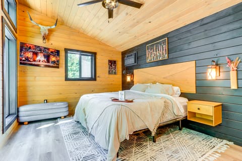 8 Mi to Farragut State Park: Wooded Cabin Escape! Apartment in Kootenai County