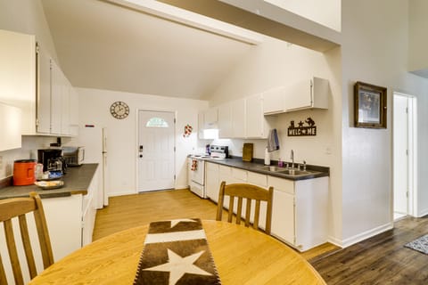 1 Mi to Downtown & Shopping: Quiet Brenham Home Apartment in Brenham