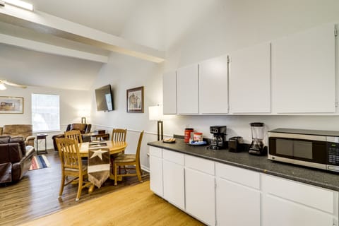 1 Mi to Downtown & Shopping: Quiet Brenham Home Apartment in Brenham