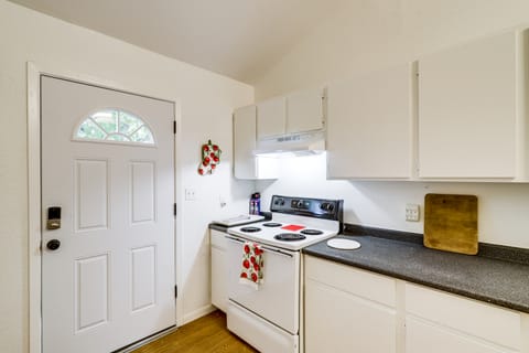 1 Mi to Downtown & Shopping: Quiet Brenham Home Apartment in Brenham