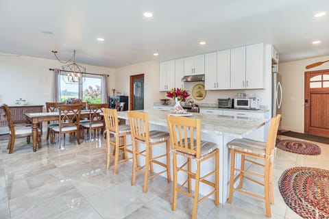 Grill Out, Play Pool: Huge Home on Lake Champlain! House in Lake Champlain