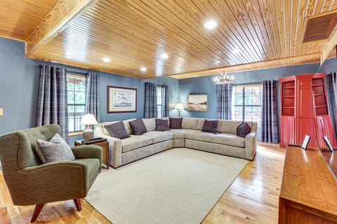 Creek Access, Games: Family-Friendly Royal Retreat House in Garland County