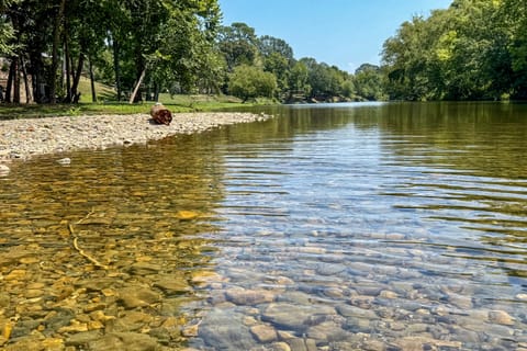 Creek Access, Games: Family-Friendly Royal Retreat House in Garland County