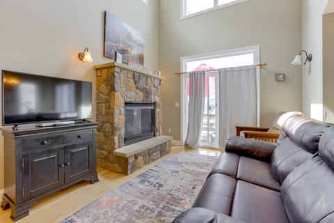 < Half-Mi to Lake: Townhome w/ Hot Tub in McHenry! Apartment in McHenry